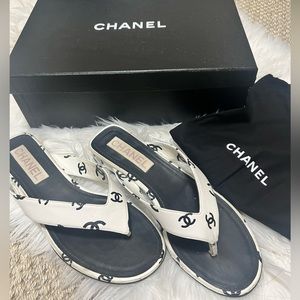 Chanel white & black thong sandals size 39